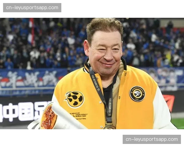 斯卢茨基纪律性要求与申花更衣室氛围管理的平衡艺术